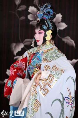 女生清唱(承德姑娘果小菁：“最不正經(jīng)的京劇演員”，唱國(guó)粹京劇，蹦最酷的迪)