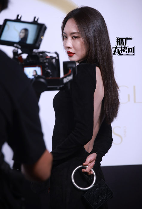 這一天，海清秀美腿，娜扎酥胸半露，卻被另一位新疆美女搶了風(fēng)頭