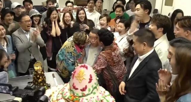 70大壽玩“脫”了，美女環(huán)繞瘋狂親吻，曾志偉還能瘋多久？
