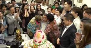 美女露底(70大壽玩“脫”了，美女環(huán)繞瘋狂親吻，曾志偉還能瘋多久？)