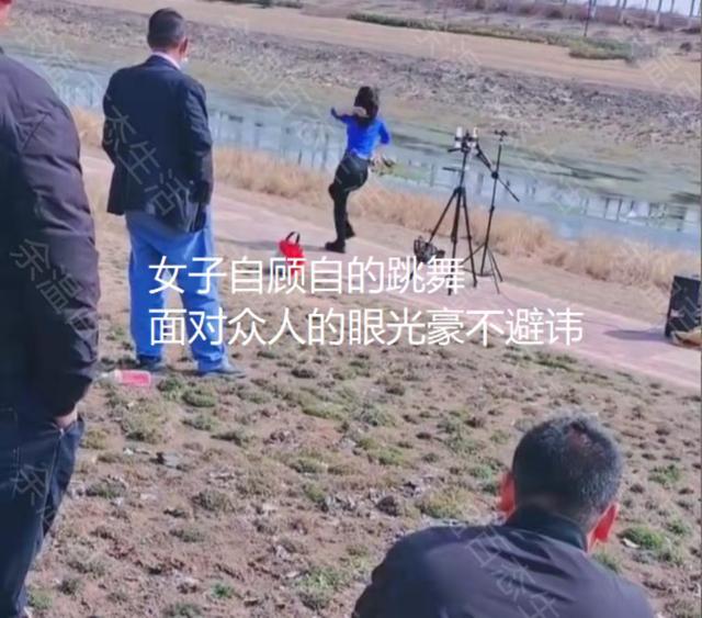 女子在河邊直播跳舞，搖臀擺胯搔首弄姿，眾大叔在旁圍觀不肯離去