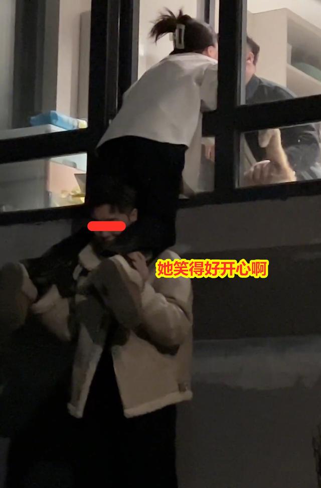 女生和男友約會(huì)忘情接吻，備胎下面托太久站不穩(wěn)被嫌棄：你穩(wěn)當(dāng)點(diǎn)