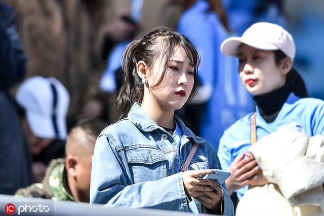 足球城美女多！大連一方看臺美女扎堆 球迷熱情高漲