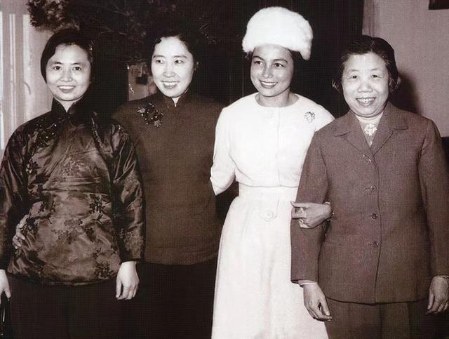 西方記者刁難：你見過世界最漂亮的女人嗎？周總理硬氣回應：見過