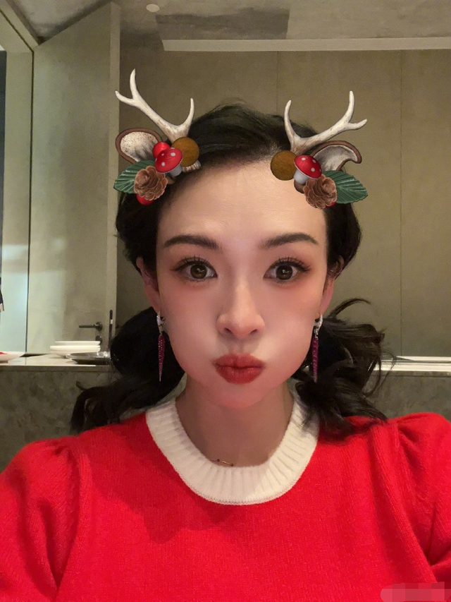 章子怡自曝確診新冠，嘟嘴賣萌臉型精致似少女，配文引粉絲質(zhì)疑