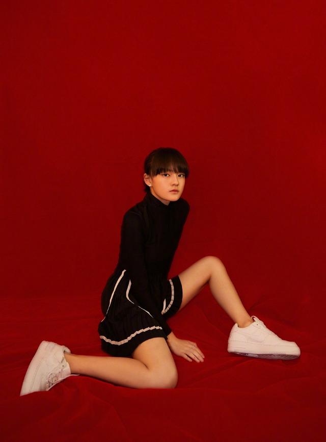 倪妮難得性感一次，鏤空裙只遮“三角區(qū)”，背面照讓人臉紅心跳