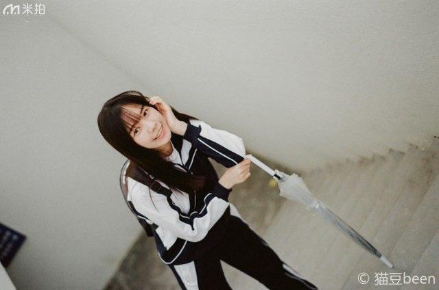 離開校園之前，她穿校服拍了一組難忘的青春寫真