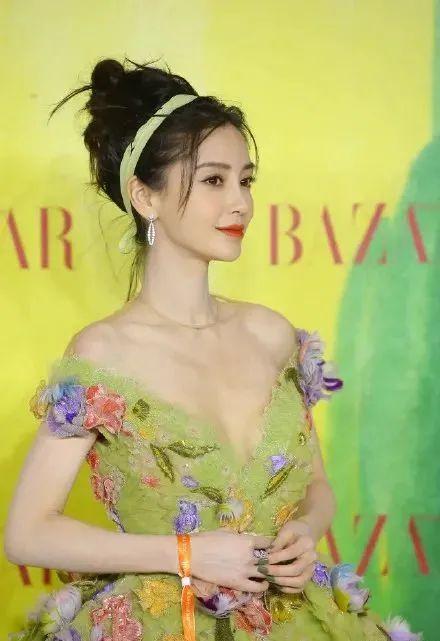 又有紅毯看了！關曉彤裸背誘人，金晨長腿紅鞋，熱巴成純欲天花板