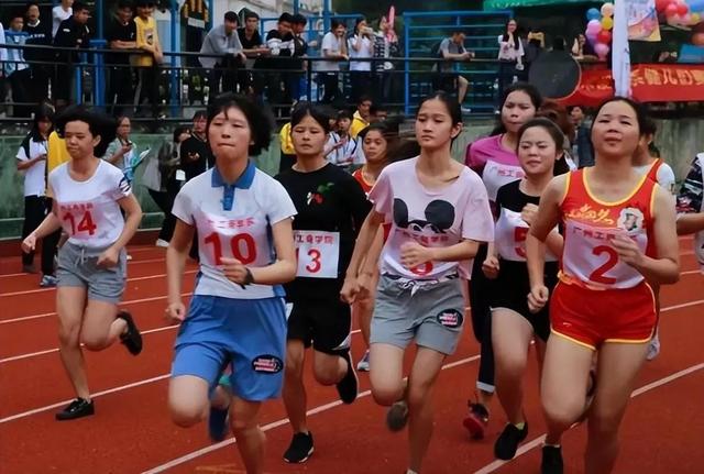 高校運動會上，女生黑絲短裙熱舞惹爭議，大一新生直言不好意思看
