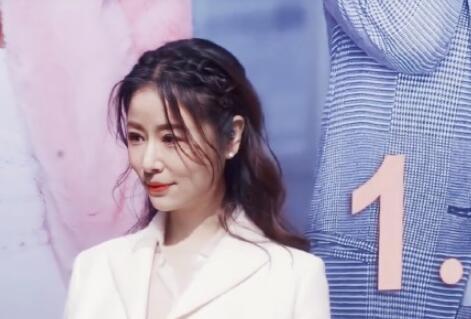 45歲林心如穿蕾絲透視裝亮相，一臉油光顯浮腫，無意暴露致命缺點