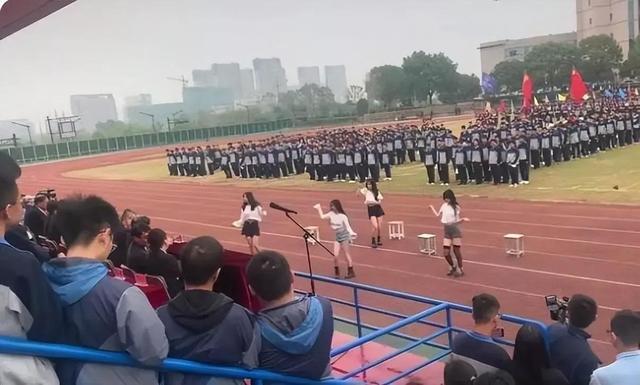 高校運動會上，女生黑絲短裙熱舞惹爭議，大一新生直言不好意思看