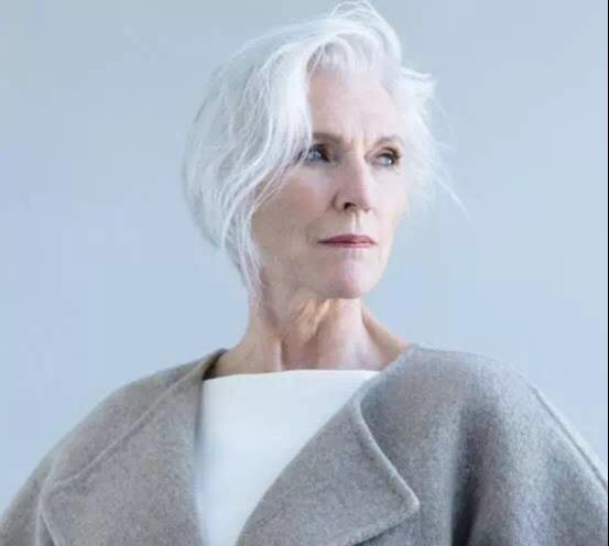 她的人生堪稱傳奇，60歲全裸出鏡，63歲拍攝孕婦照，一生無怨無悔