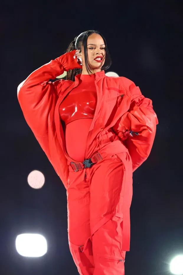 美國歌星蕾哈娜在超級(jí)碗的中場表演燃爆全場 現(xiàn)場官宣懷二胎