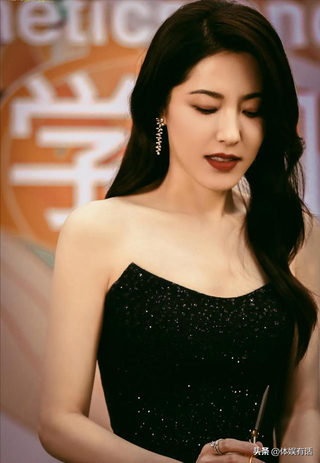 許晴的臀、舒淇的唇、李小冉的胸，這些中年女星性感起來能迷死人