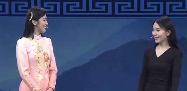美女帶“肚兜”鑒寶，專(zhuān)家鑒定后直皺眉，問(wèn)她：你穿過(guò)嗎？故事