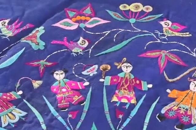 美女帶“肚兜”鑒寶，專(zhuān)家鑒定后直皺眉，問(wèn)她：你穿過(guò)嗎？故事