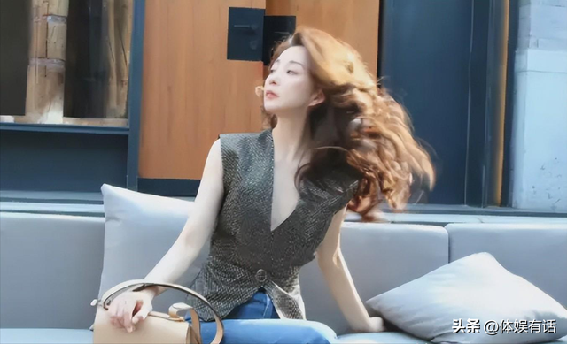 許晴的臀、舒淇的唇、李小冉的胸，這些中年女星性感起來能迷死人