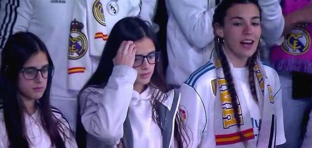 皇馬2-0！維尼修斯激情舞蹈，看臺上雙胞胎美女和一位漂亮女閨蜜