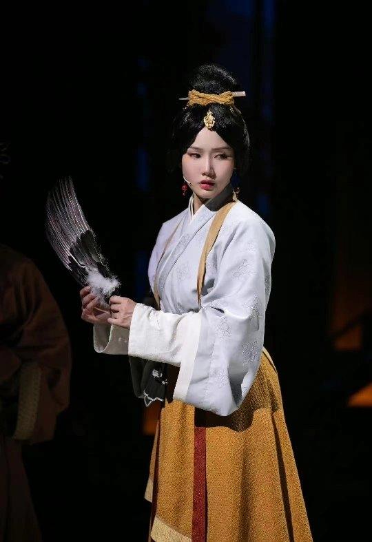 盤子女人坊鏡頭下的張雨綺，紅衣驚艷《美研社》