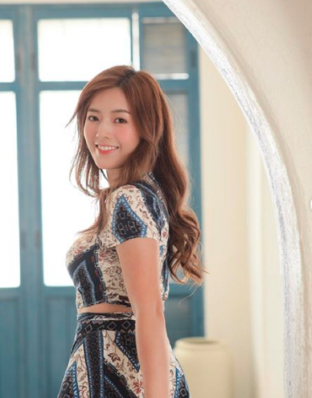 29歲女星曝娛樂(lè)圈潛規(guī)則！醉酒后慘遭老板抓進(jìn)房，被摁住行為猖狂
