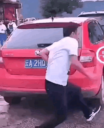5 搞笑美女動態(tài)圖片