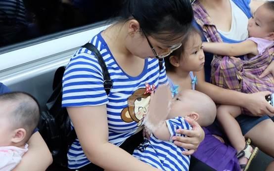 寶媽公共場所哺乳，年輕女子舉起手機準備錄像，路人反應被稱贊