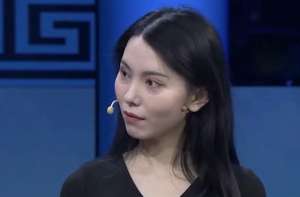 肚兜美女(美女帶“肚兜”鑒寶，專家鑒定后直皺眉，問她：你穿過嗎？故事)