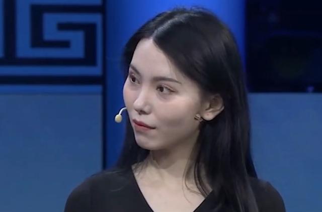 美女帶“肚兜”鑒寶，專(zhuān)家鑒定后直皺眉，問(wèn)她：你穿過(guò)嗎？故事