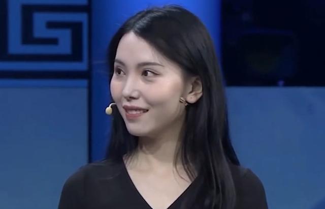 美女帶“肚兜”鑒寶，專(zhuān)家鑒定后直皺眉，問(wèn)她：你穿過(guò)嗎？故事