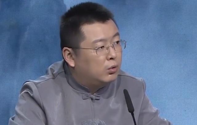 美女帶“肚兜”鑒寶，專(zhuān)家鑒定后直皺眉，問(wèn)她：你穿過(guò)嗎？故事