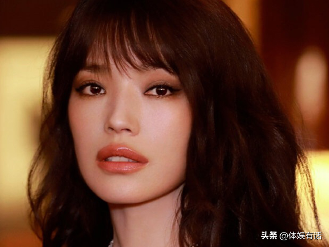 許晴的臀、舒淇的唇、李小冉的胸，這些中年女星性感起來能迷死人