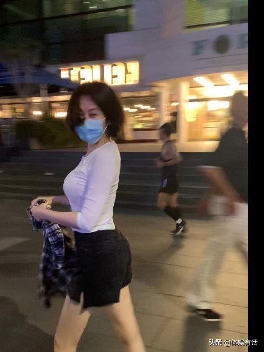 許晴的臀、舒淇的唇、李小冉的胸，這些中年女星性感起來能迷死人