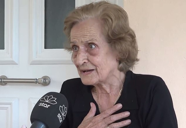 她捂住胸口，背后是熊熊大火，希臘81歲老奶奶痛苦尋找丈夫，仿佛名畫《吶喊》，照片登上報紙頭版