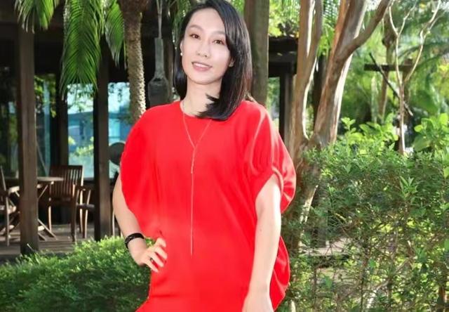 29歲女星曝娛樂(lè)圈潛規(guī)則！醉酒后慘遭老板抓進(jìn)房，被摁住行為猖狂