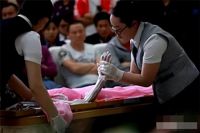 上海85后美女入殮師吳津娜：服務(wù)過75000具尸體，從不參加婚禮