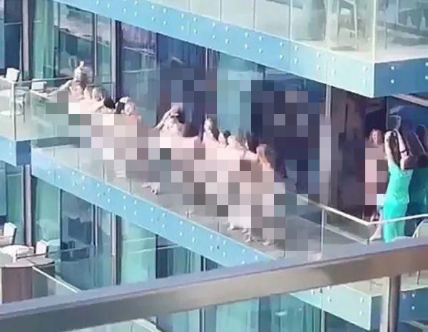 全裸成癮？6名烏克蘭性感模特游艇上裸體互拍，戶外現(xiàn)場(chǎng)照片流出
