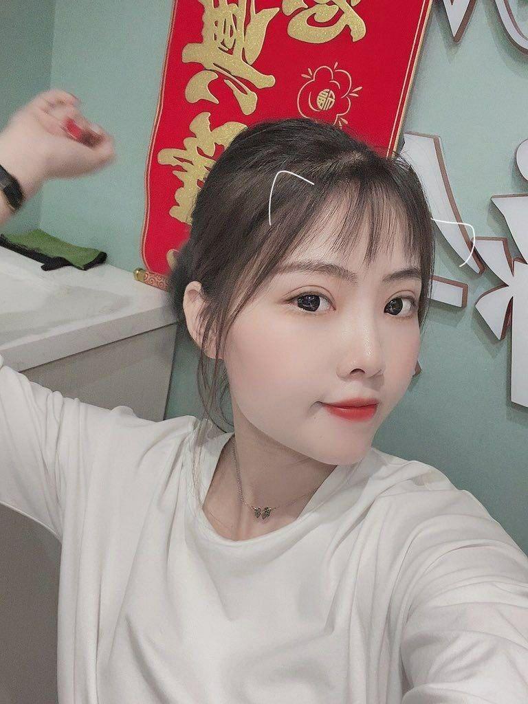 陌上柔桑破嫩芽，春在溪頭薺菜花