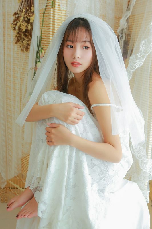 婚紗美女蕾絲吊帶性感寫(xiě)真圖片
