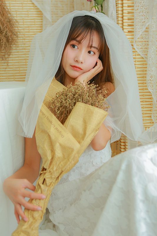 婚紗美女蕾絲吊帶性感寫(xiě)真圖片