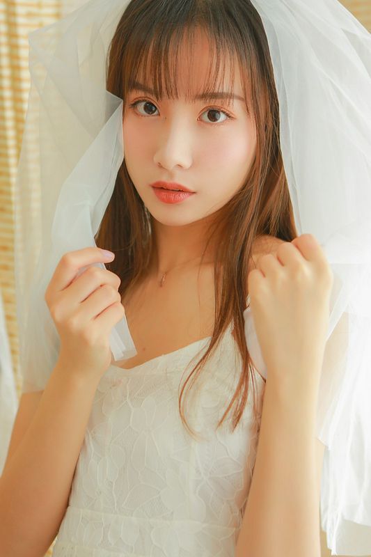婚紗美女蕾絲吊帶性感寫(xiě)真圖片