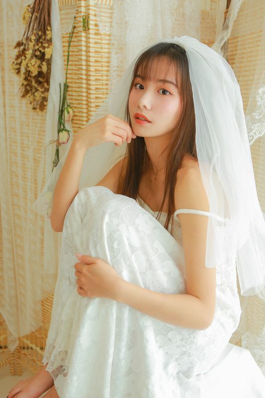 婚紗美女蕾絲吊帶性感寫(xiě)真圖片