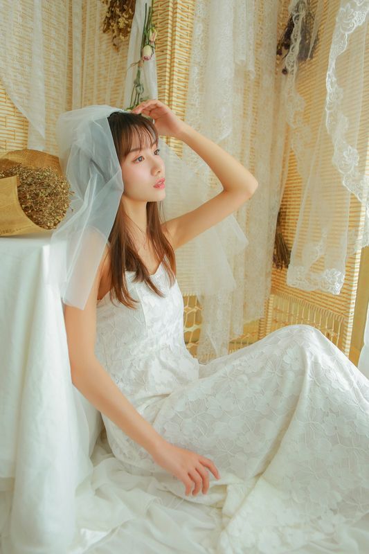 婚紗美女蕾絲吊帶性感寫(xiě)真圖片