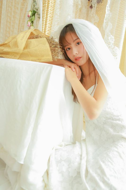 婚紗美女蕾絲吊帶性感寫(xiě)真圖片