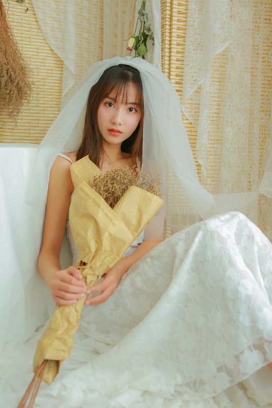 婚紗美女蕾絲吊帶性感寫(xiě)真圖片