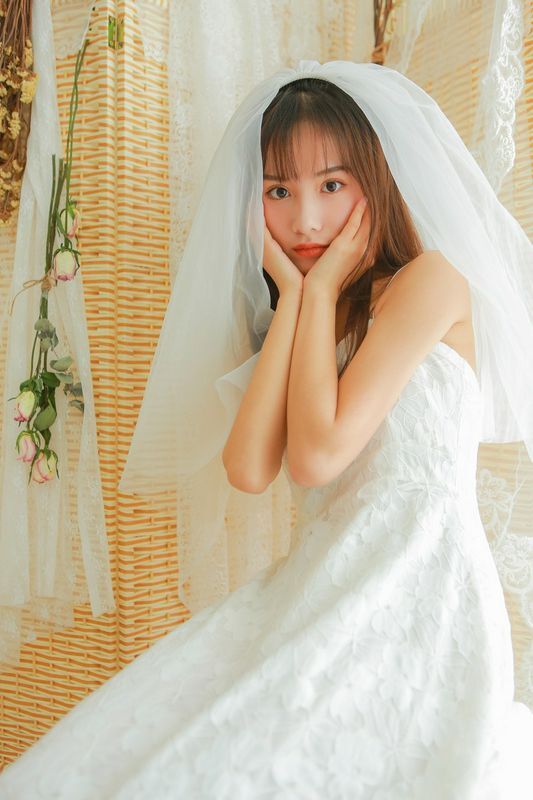 婚紗美女蕾絲吊帶性感寫(xiě)真圖片