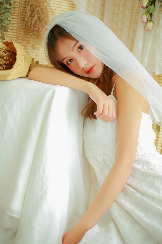 婚紗美女蕾絲吊帶性感寫(xiě)真圖片