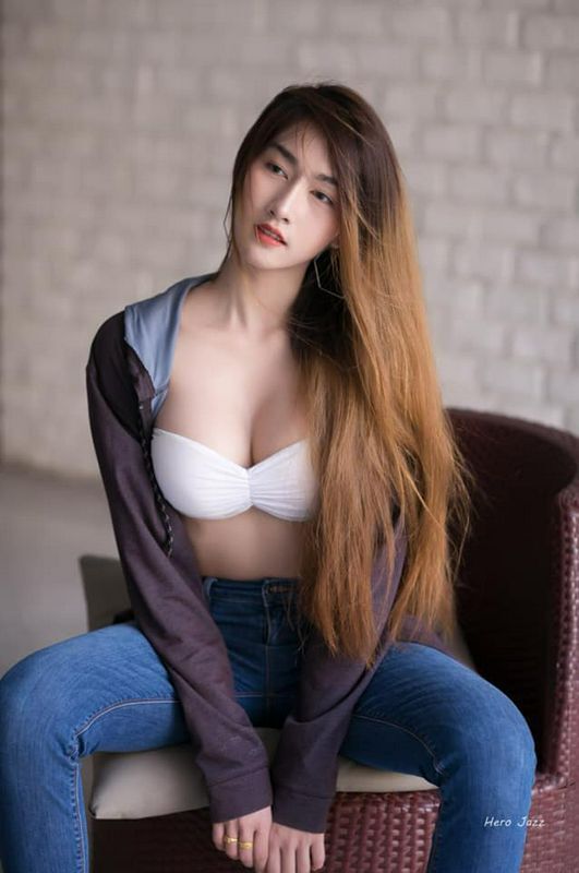 長(zhǎng)發(fā)正妹胸前一塊布，渾圓飽滿(mǎn)整個(gè)炸出！