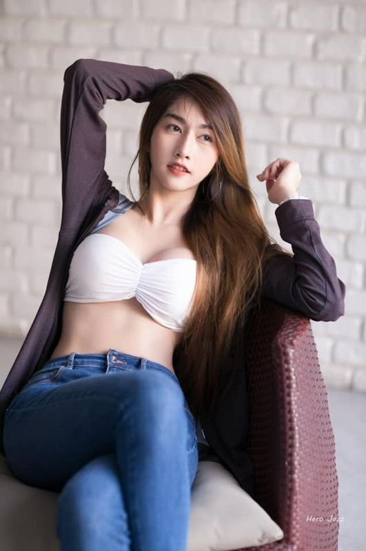 長(zhǎng)發(fā)正妹胸前一塊布，渾圓飽滿(mǎn)整個(gè)炸出！