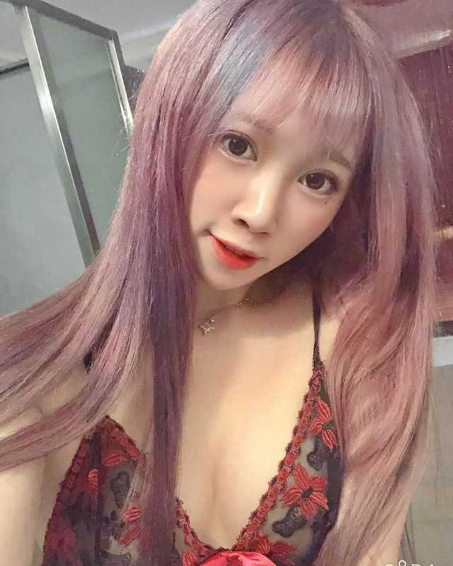 【圖文】推到美女醫(yī)生，她的巨乳護士妹妹在偷窺，繼續(xù)推到隨便玩?zhèn)€姐妹雙飛