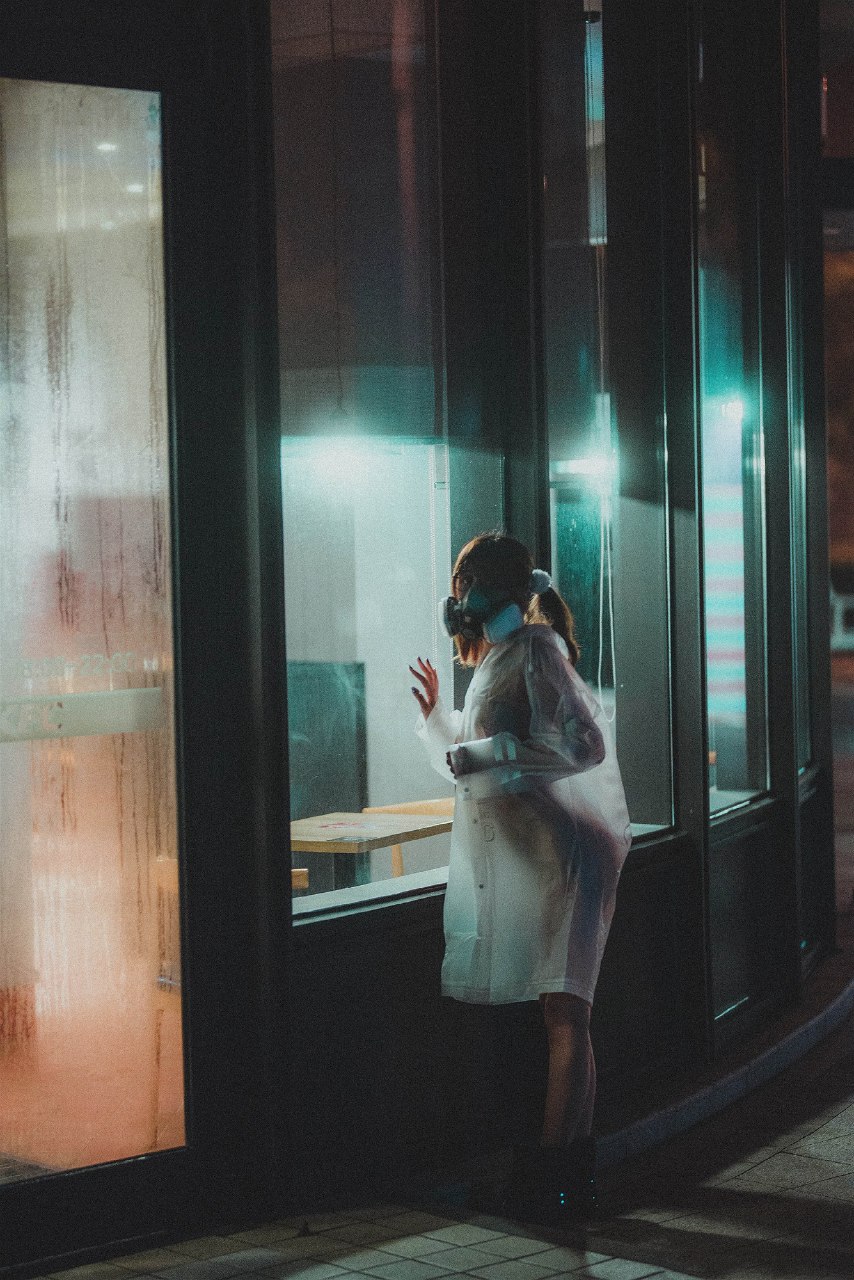 柚木雨中的赤裸精靈
